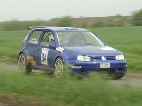 Tim Svanholt i hans flotte VW Golf GTI.